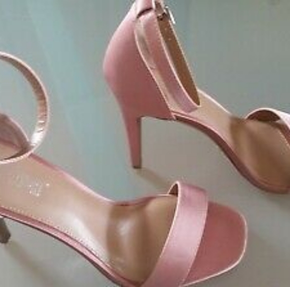 Sandals - Picture 1 of 5